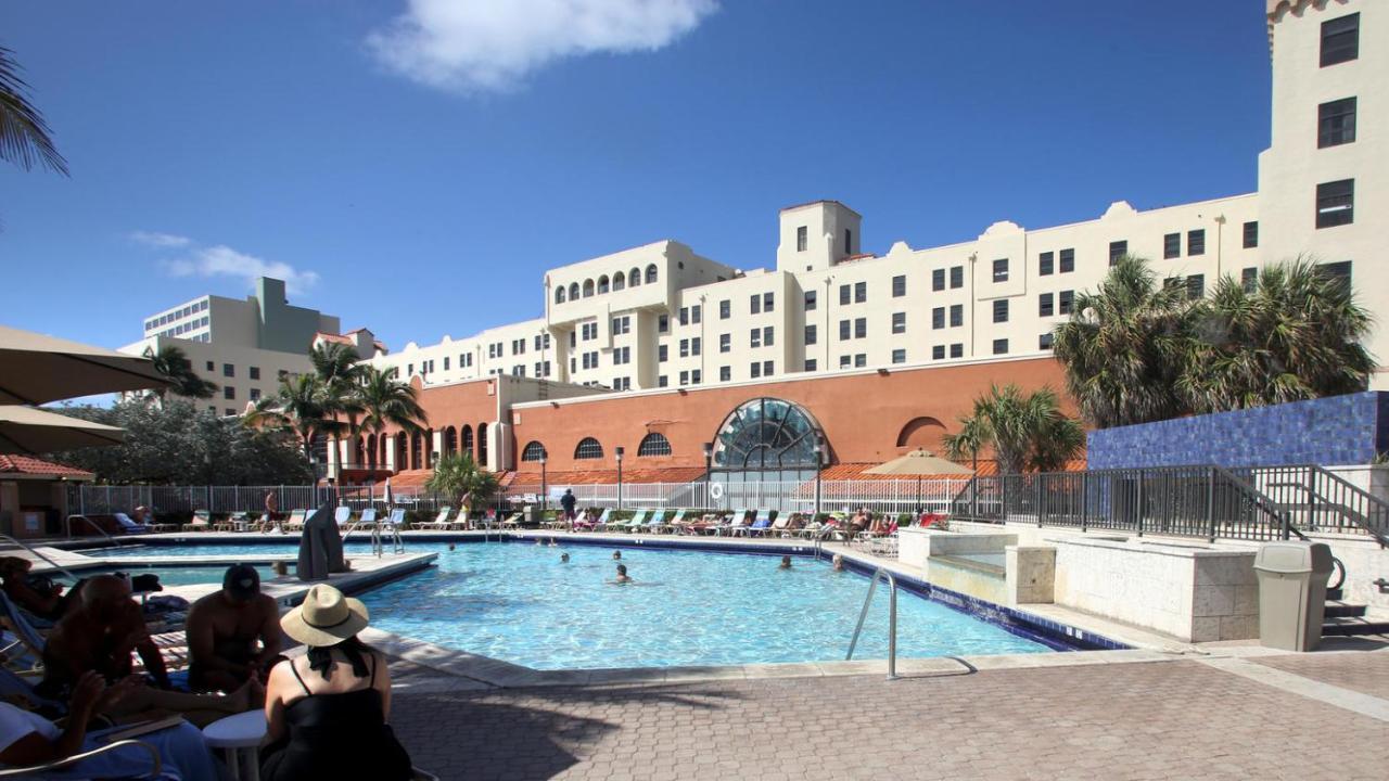 On Hollywood Beach - Affordable Two Bedrooms Sleeps 6 With Two Bathrooms Dania Beach Bagian luar foto