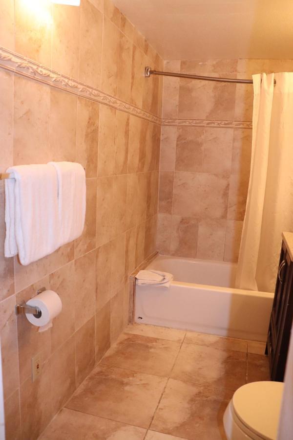 On Hollywood Beach - Affordable Two Bedrooms Sleeps 6 With Two Bathrooms Dania Beach Bagian luar foto