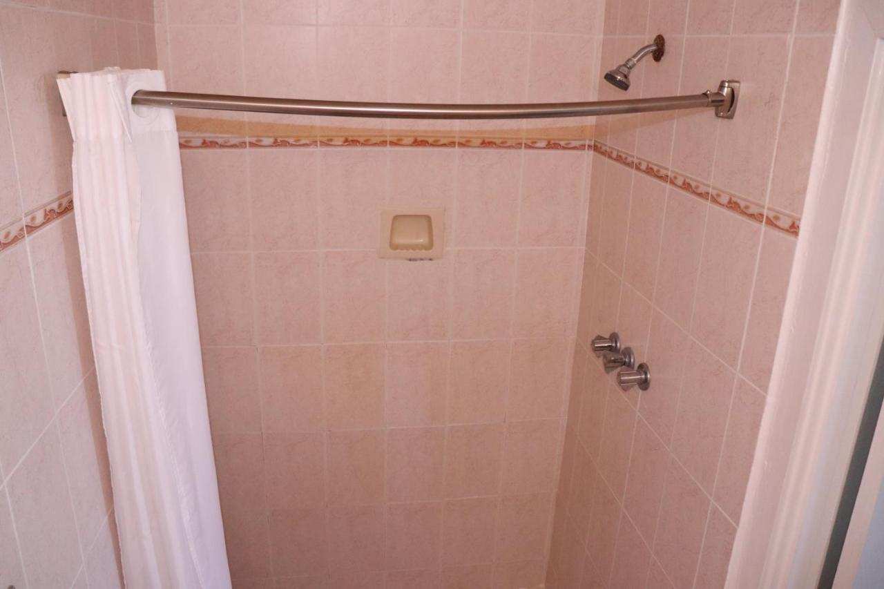 On Hollywood Beach - Affordable Two Bedrooms Sleeps 6 With Two Bathrooms Dania Beach Bagian luar foto